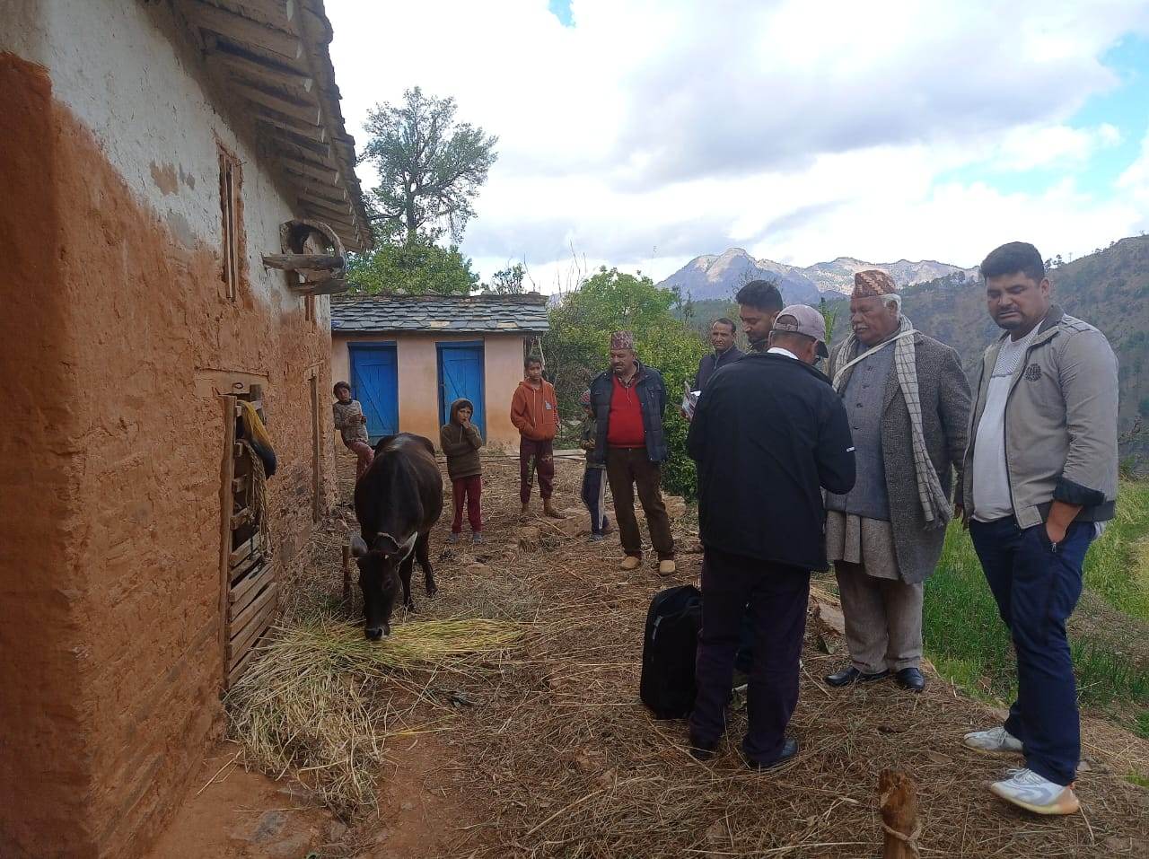 पशुहरुमा लम्पी स्कीनको प्रकोप, पशु चिकित्सकसहित पाटनका मेयर गाउँमा पुगे 